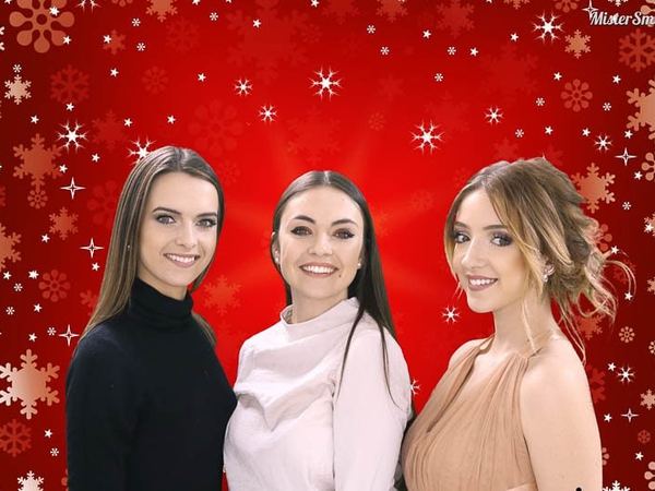 La même photo, incrustée dans un décor de Noël