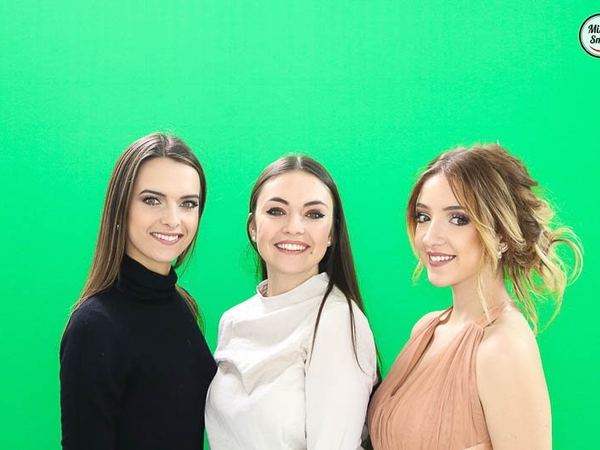 Trois amies photographiées devant le fond vert
