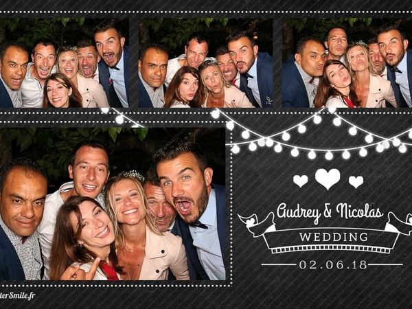 Tirage photobooth d’un mariage à l’Abbaye Saint-Eusèbe, guirlandes et ardoise