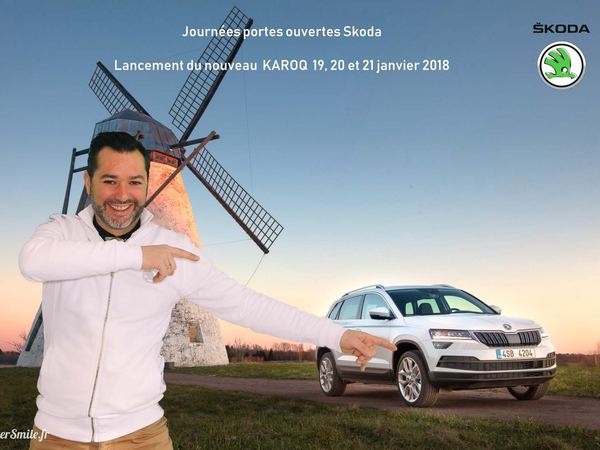 Photo de visiteurs incrustés devant un SUV lors des portes ouvertes d’une concession